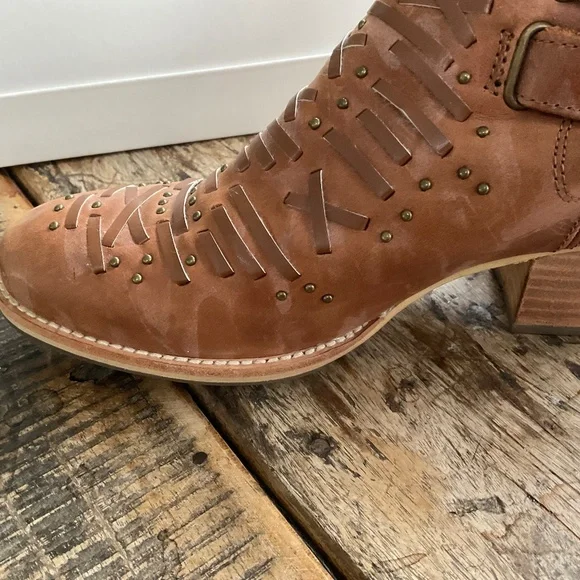 Catepillar CAT tan leather boots 8. - Picture 7 of 14